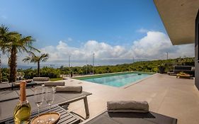 Villa Ameli Apartment With Swimming Pool